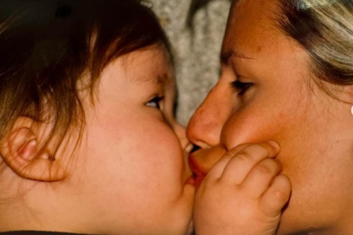 Mamma figlia bacio chi sono