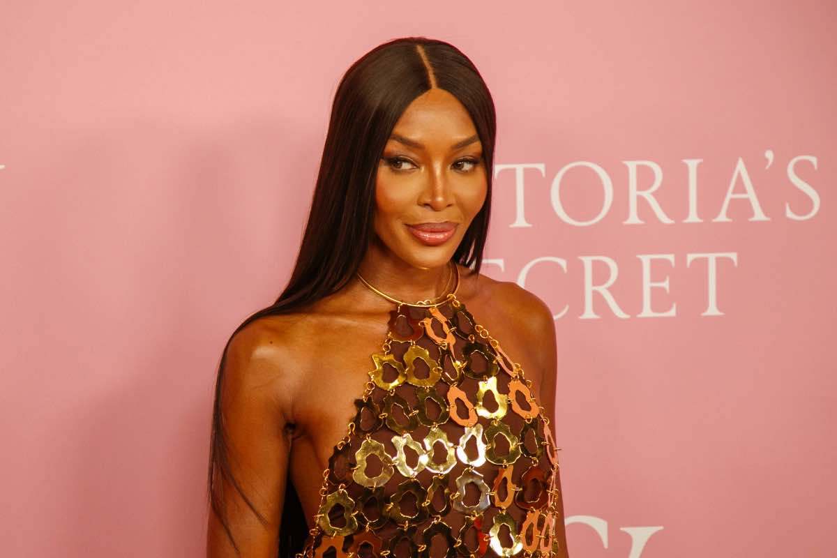 Naomi Campbell senza tempo copia il suo look